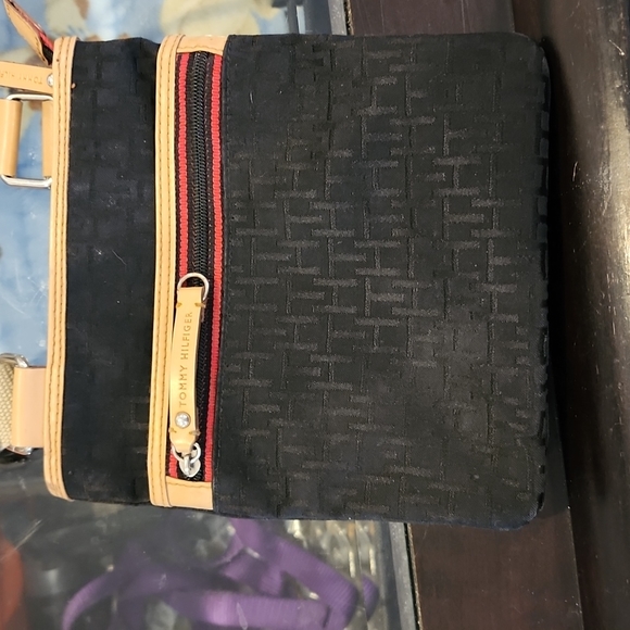 Tommy Hilfiger Cross Body Bag - Picture 2 of 4